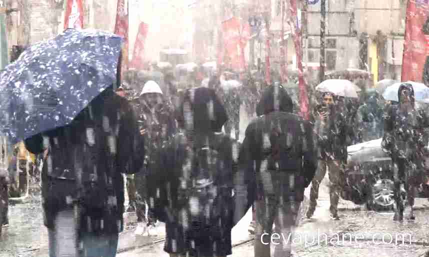 Taksim'de Kar Yağışı: İstanbul'u Beyaza Bürüyen Manzara