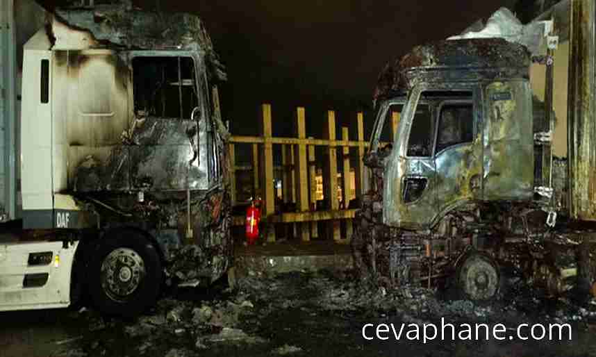 Arnavutköy'de Park Halindeki 2 TIR'da Yangın: Alevler Yükseldi