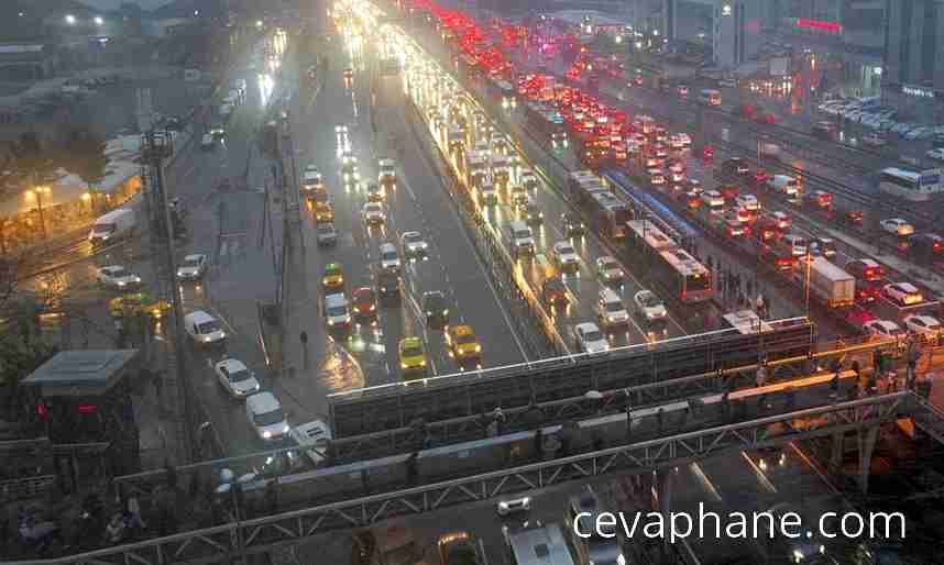 İstanbul'da Trafik Çilesi: Buzlanma ve Yoğunluk Haftanın İlk İş Gününde Ulaşımı Zorlaştırdı