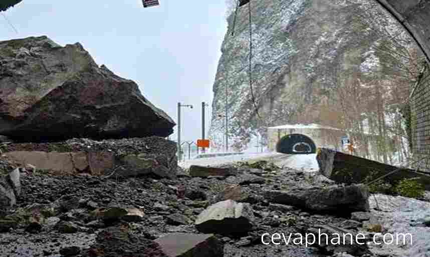 Sarp Kara Yolu Heyelan Nedeniyle Ulaşıma Kapandı: Ekipler Çalışma Başlattı