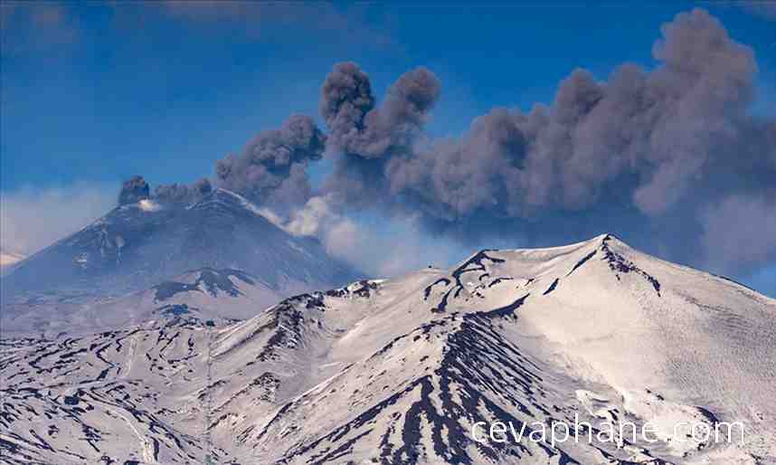 Etna Yanardağı'nda Lav Akışı Yeniden Başladı: Sicilya Alarmda!