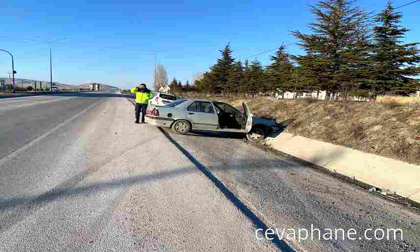 Emirdağ'da Otogar Kavşağında Trafik Kazası: 3 Yaralı