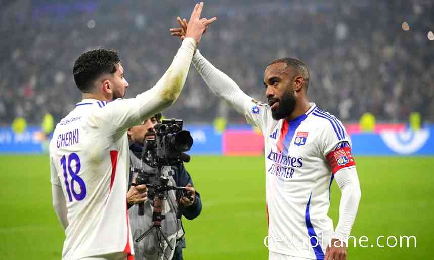 Lacazette'den 2 Golle Lyon'dan Brest'e Karşı Galibiyet