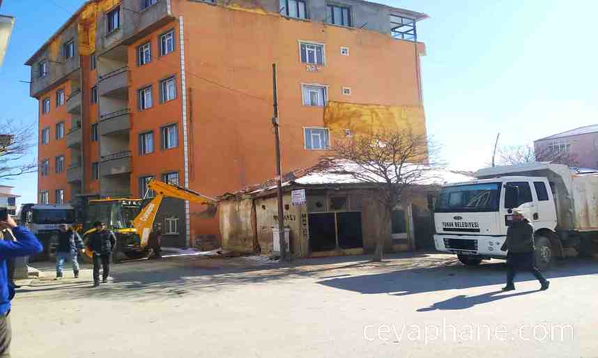 Yunak Belediyesi Metruk Binaları Yıkımına Başladı