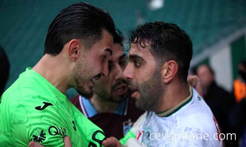 Konyaspor - Trabzonspor Maçında Uzatma Dakikalarında Kavga Çıktı: Olaylar Sahaya Taştı!