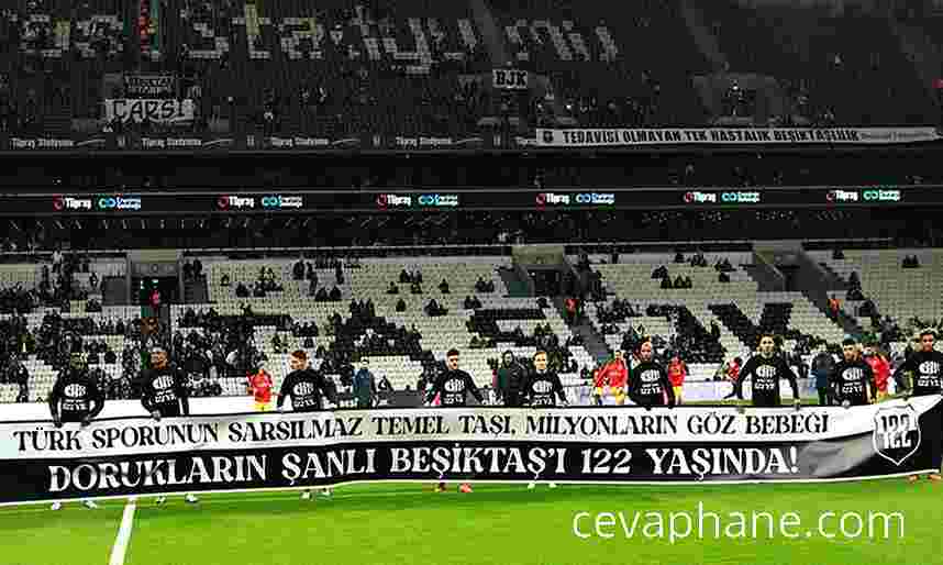 Beşiktaş 122 Yaşında: Şeref Dolu Yıllar Özel Pankartla Kutlandı